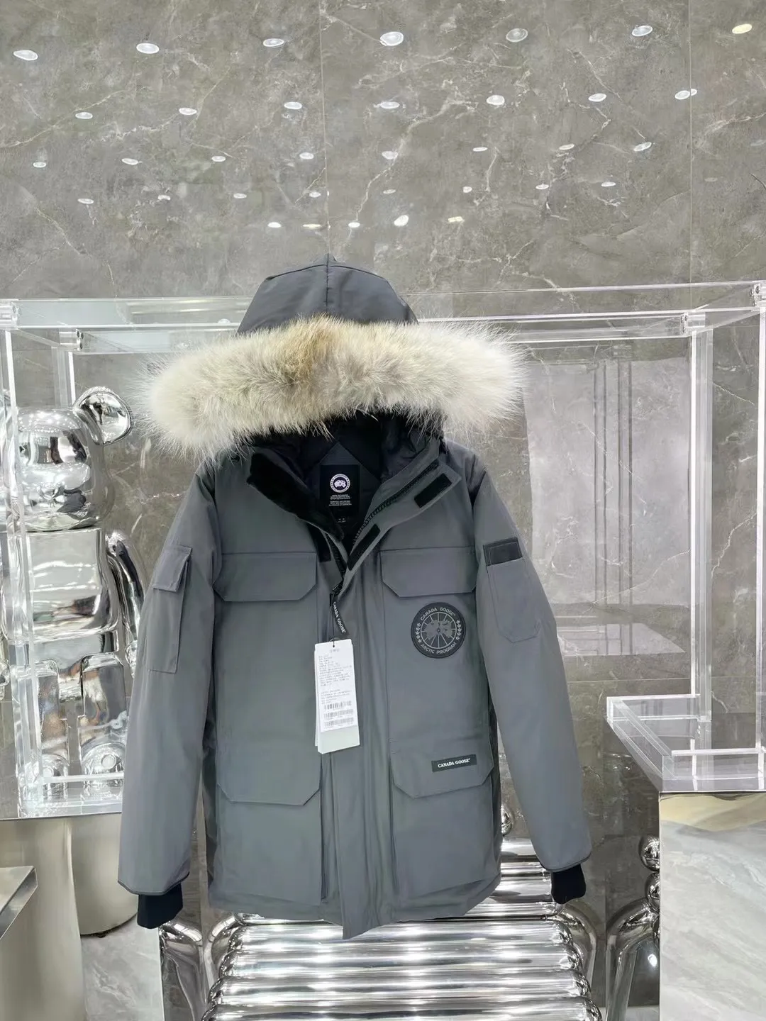 P800 Canada Goose "Canada Goose"🇨🇦 Beichen White / 08 Expedition Parka 4660M Product color: black, off-white, red, sand pink, sky blue, graphite gray, Beichen white, navy blue, sky blue, gray camouflage gray black label Product size: XS, S, M, L, XL, XXL The Expedition was originally a parka designed for scientists at the McMurdo Research Station in Antarctica. Whether your next journey takes you into the frozen urban jungle or across uncharted ice fields, wear Canada Goose's Expedition Parka and get proven results year after year in Antarctica by the National Science Foundation's Center for Polar Research.  Material list: 1⃣ Uses Y-shaped Velcro imported from Taiwan (exclusive in the market) 2⃣ Uses 18-count polyester-cotton blended fabric imported from South Korea (authentic synchronized fabric) 3⃣ National standard 80% white duck down, (zp uses 80% white duck down/90% of all boasts are fake) 4⃣ Western Canadian coyote hair (non-market dyed fox hair filled with wolf hair) Material analysis characteristics: 1⃣ The original/polyester-cotton fabric has a high polyester fiber content, and the polyester-cotton fabric has high heat and light resistance and good stability. It has bright colors, high fiber strength, durability, light resistance, heat resistance, and straightness. 2⃣ As we all know, the original version uses 80% white duck down. The fill power refers to the cubic inches of volume occupied by each ounce (30 grams) of down under certain conditions. If one ounce of down occupies 500 cubic inches, the fill power of the down is 500. So we can simply understand it as: fill power is the volume of down, and the volume of down is fill power. The higher the fill power of down, it means that under the same filling amount, down can fix a larger volume of air layer to keep warm and insulate, so the warmth retention of down is better. 3⃣ Western Canadian coyote hair, "large range of selected neck hair" is soft and fluffy, each wolf hair is 60-63 long / 14-16 wide at the peak, this width + preferred parts. It is basically unmatched by the same industry